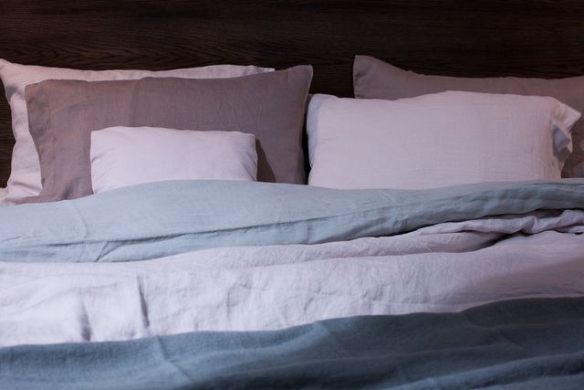 cama con sabanas azules y blancas